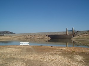Wyangala Dam approaching its lowest storage level during the Millenium Drought (Image: Casey Proctor, Lachlan CMA, 19 April 2007)